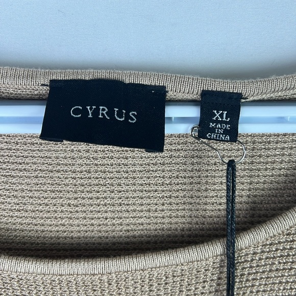 Cyrus bat-winged lightweight sweater - Picture 4 of 11